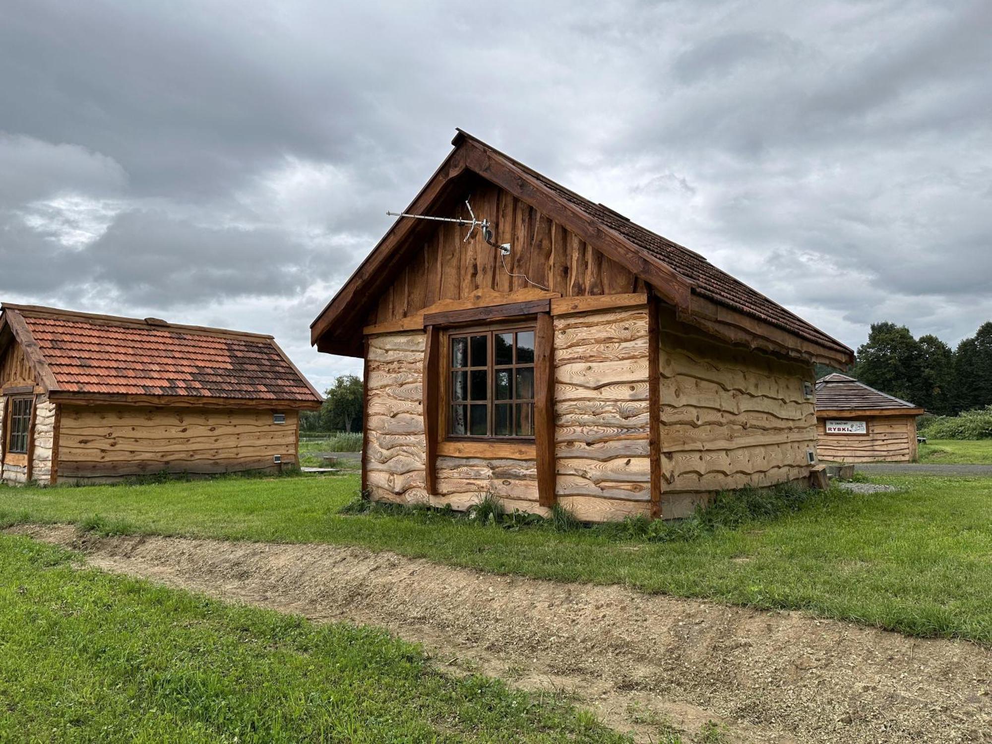 Domki Wedkarskie Nad Stawami Pirania Villa Zagorz Екстериор снимка