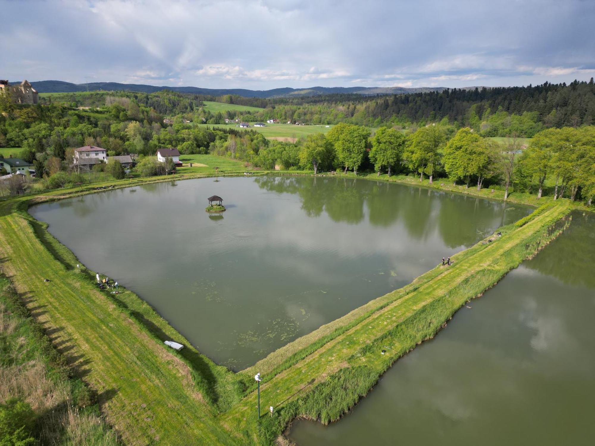 Domki Wedkarskie Nad Stawami Pirania Villa Zagorz Екстериор снимка